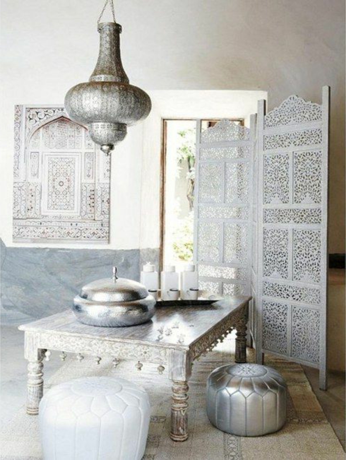 lampe orientalisch in silbernen metallischen nuancen silberne sitzkissen gitter raumteiler keien türen dekoration 