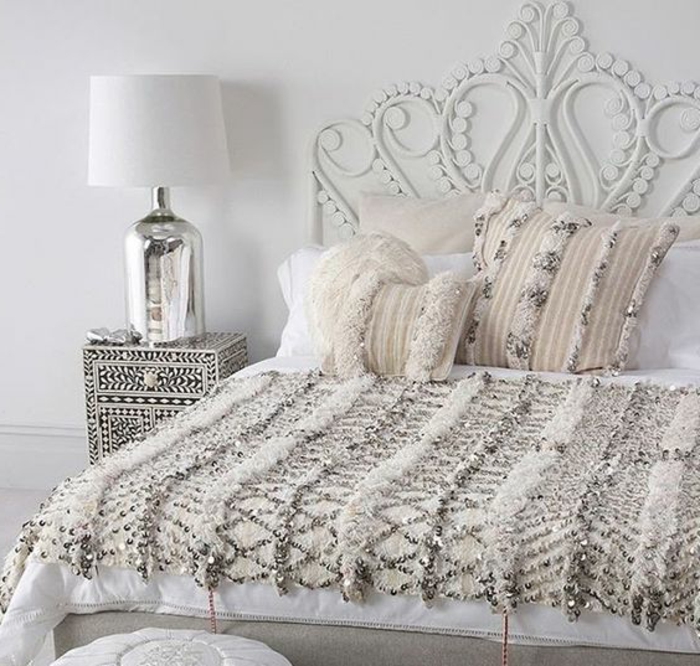 lampe orientalisch dekorationen minimalistisch im bett schlafzimmer bettdecke aus perlen und glänzenden faden 