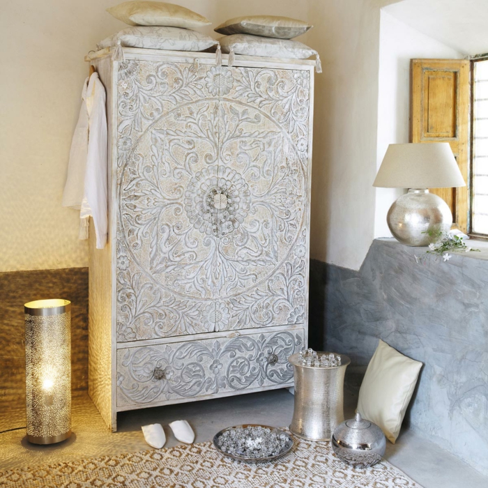 orientalische dekoration dekorativer schrank gefärbt in weiß metalische deko teller kanne kerzen und lampe idee