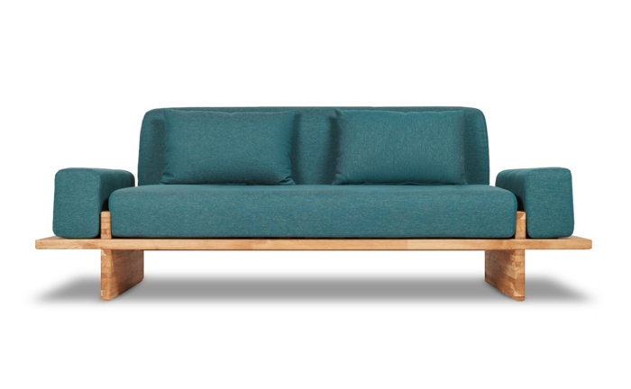 designer sofa, couch in grün mit kissen und gestell aus holz, wohnzimmereinrichtung