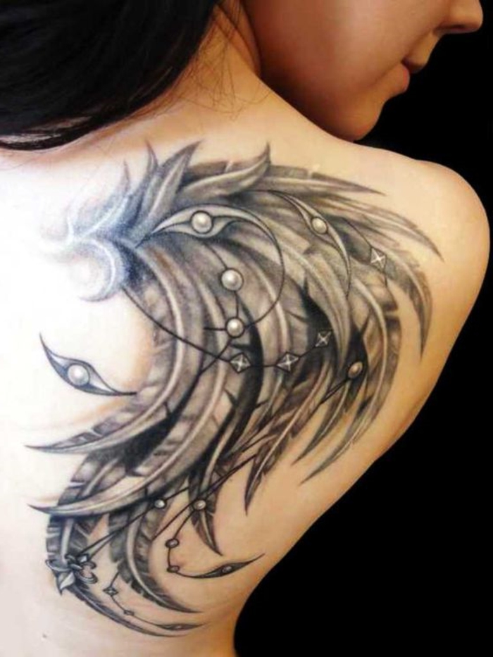 noch eine idee für einen schönen tattoo engel für die frauen - ein schulter tattoo engel mit langen schwarzen federn 