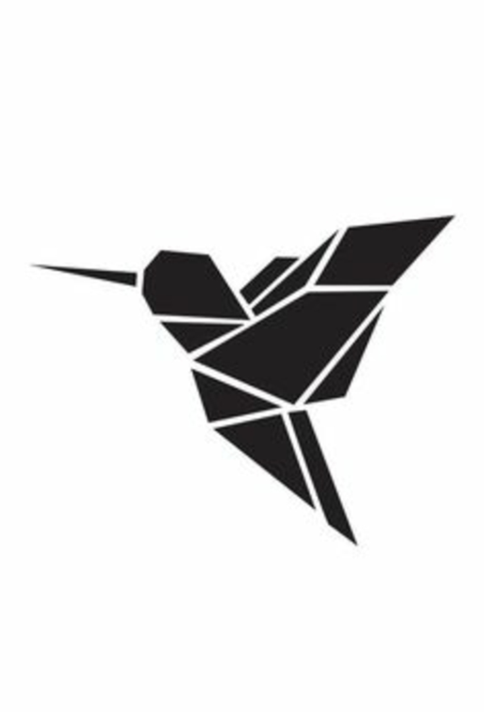 ein kleiner schwarzer fliegender origami kolibri - idee für einen schwarzen tattoo mit einem origami vogel 