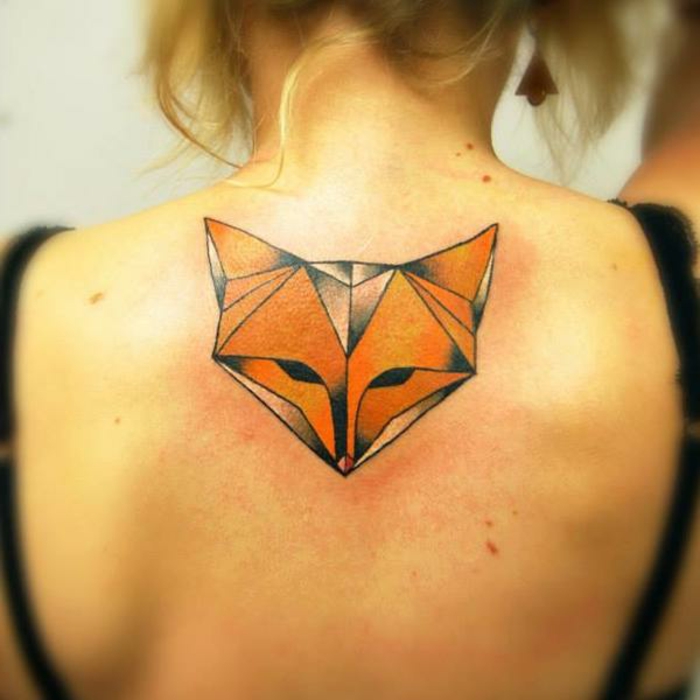 idee für einen origami tattoo für frauen - ein tattoo auf dem nacken und ein oranger origami fuchs 