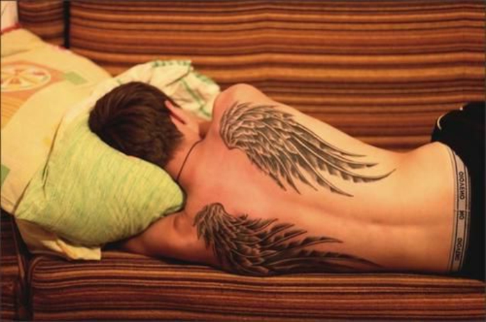 hier ist eine idee für tattoo für männer - schwarze länge engelsflügel mit schwarzen federn 