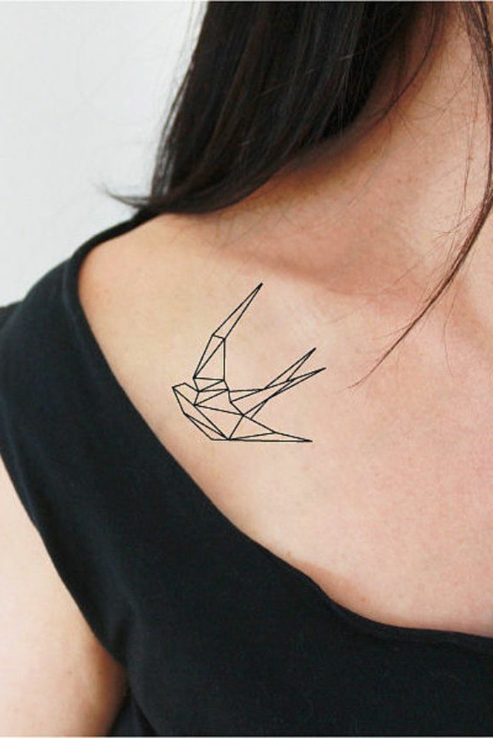 hier ist eine idee für einen tattoo mit einer kleinen fliegemdem schwarzen origami schwalbe für die frauen 