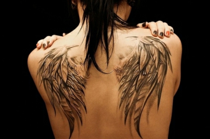 nch eine frau mit einer tollen engelsflügel tattoo - hier sind zwei große engelsflügel mit langen schwarzen federn 