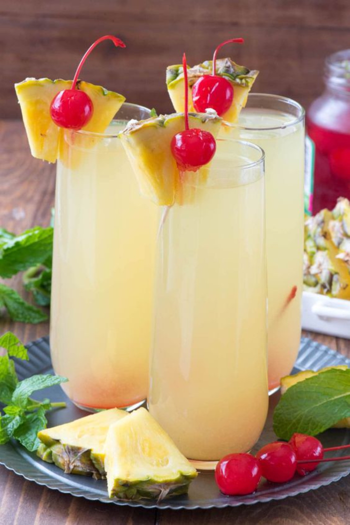 "Mimosa" mit Ananassaft selber machen, coole Cocktails für Sommerpartys, lecker und attraktiv