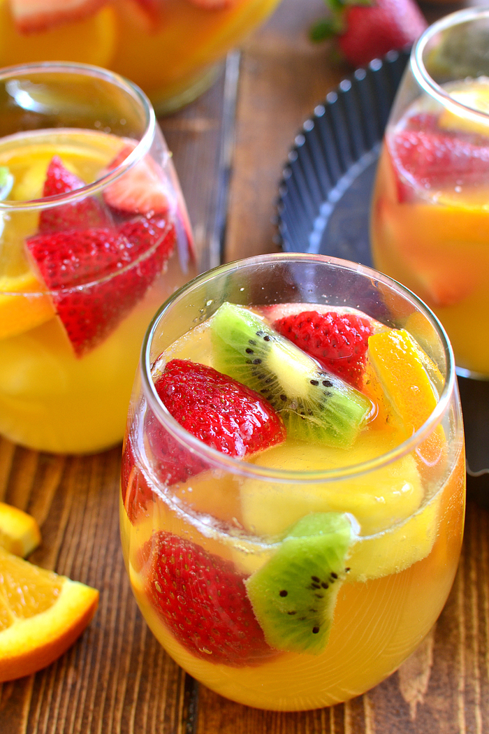 Sangria mit Kiwi, Erdbeeren, Apfel und Orange, lecker und erfrischendes Sommergetränk