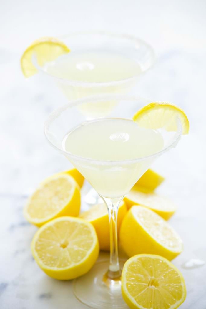 Martini mit Zitrone, coole Getränke für die heißen Sommertage, sehr erfrischend
