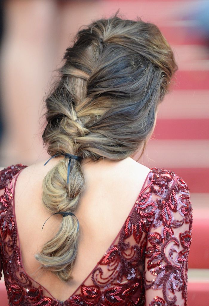 elegantes rotes rückenloses kleid mit pailletten braune haare mit blonden strähnen mittelalterliche flechtfrisuren inspiration