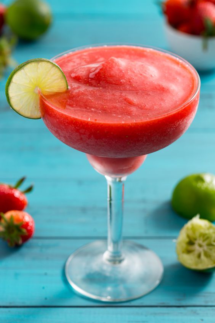 Erdbeer Daiquiri mit Limettenschnitz, schönes Frauengetränk für den Sommer