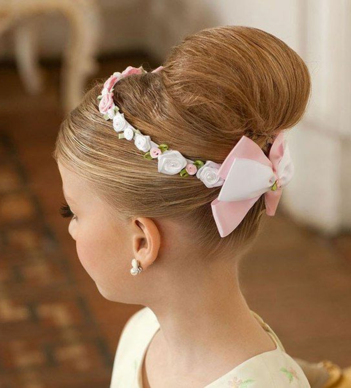 eine super elegante Kinderfrisur für ein Fest mit Haarschmuck aus weißen Rosen und rosa Schleife, schicke Frisuren