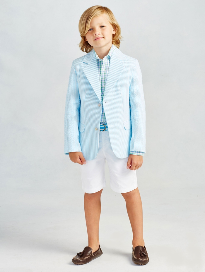 festliche Kinderkleider für Jungen, kurze weiße Hose in Kombination mit Hemd und Blazer in Hellblau