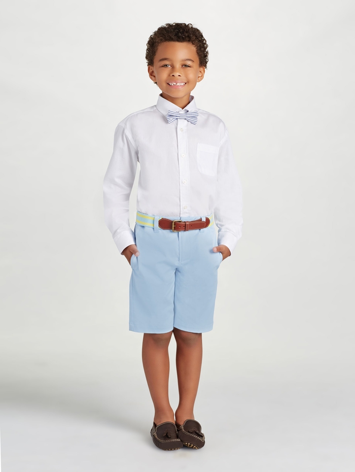 festliche Kinderkleider für Jungen, weißes Hemd mit Fliege, blaue kurze Hose, Sommermode 2017