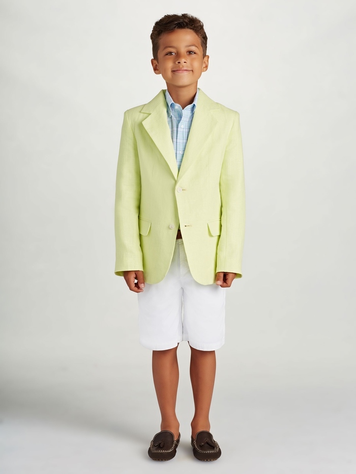 festliche Kinderkleider, Sommermode für Jungen, gelber Blazer und weiße kurze Hose