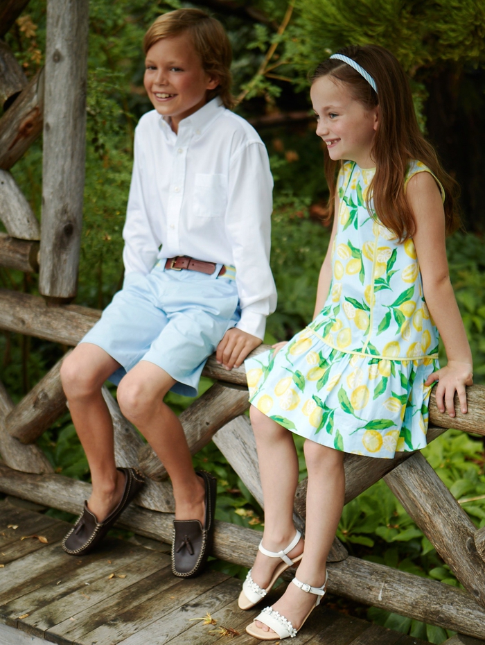 festliche Mode für Kinder, Mädchenkleidung mit Zitronen, Jungenkleidung- weißes Hemd und hellblaue Hose
