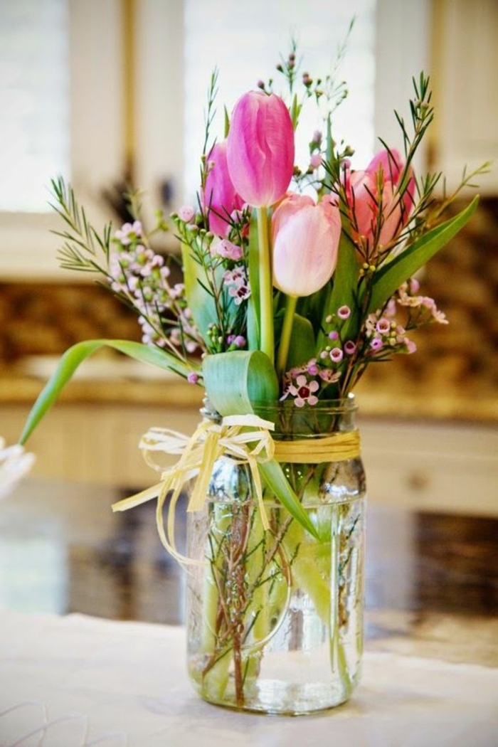 dekoration selber machen, rosa tulpen, einmachglas dekoriert mit gelber schleife