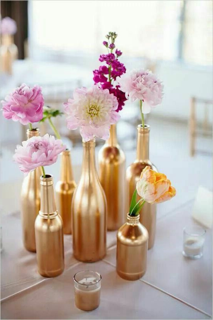 dekotipps, diy deko, goldene vasen aus glasflaschen, rosa blumen