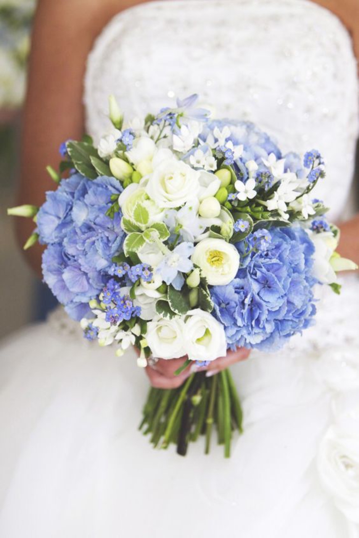 runder Hochzeitsstrauß in Blau und Weiß, Hortensie und Vergissmeinnicht, zart und schön