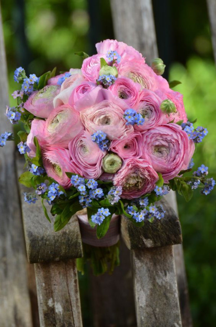 runder Hochzeitsstrauß in Rosa und Blau, Hahnenfuß und Vergissmeinnicht, schöne Kombination