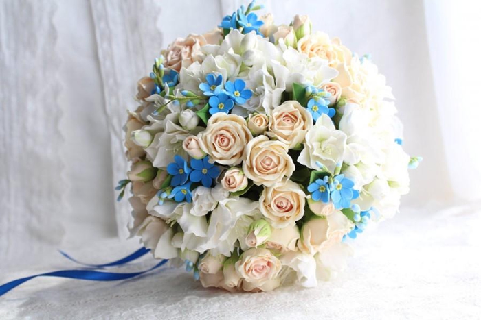 runder Hochzeitsstrauß, Kombination von Vergissmeinnicht und Rosen, Blau und Creme