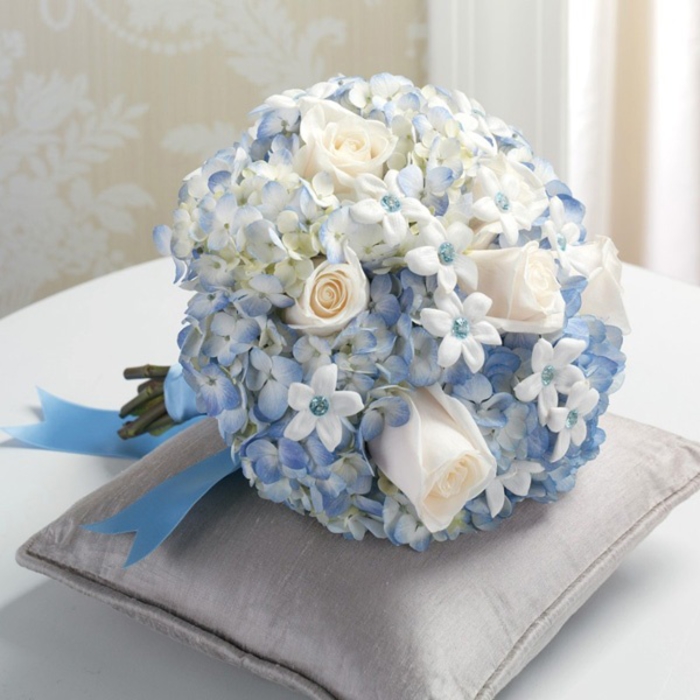 runder Hochzeitsstrauß in Blau und Weiß, Kombination von Rosen und Vergissmeinnicht