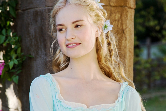 mittelalterliche Frisuren - blonde, lockige Haare, Zöpfe mit weißen Blumen geflochen