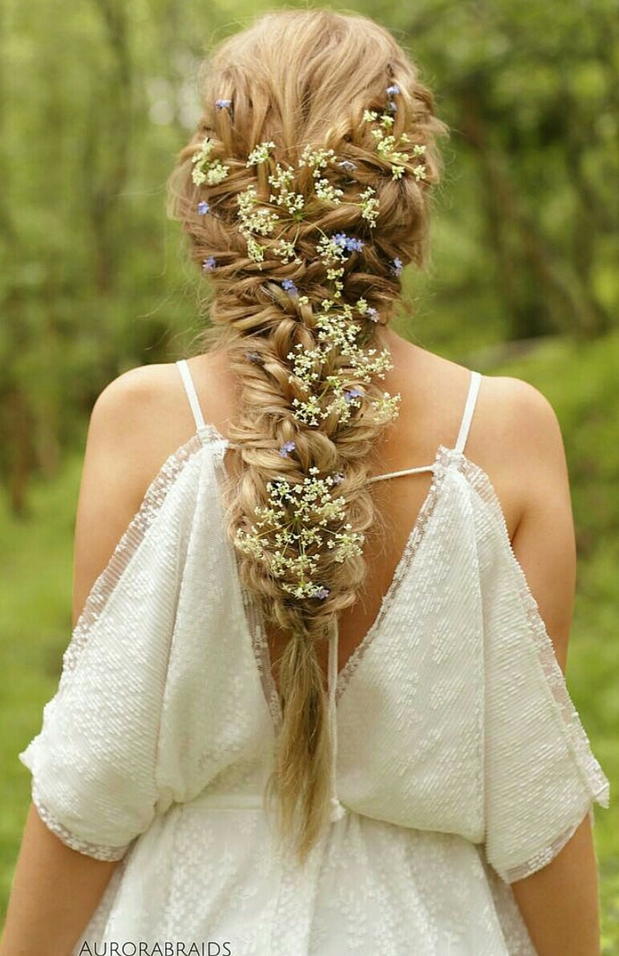 lange blonde Haare mit frischen Blumen geflochten für eine perfekte Frisur geflochten