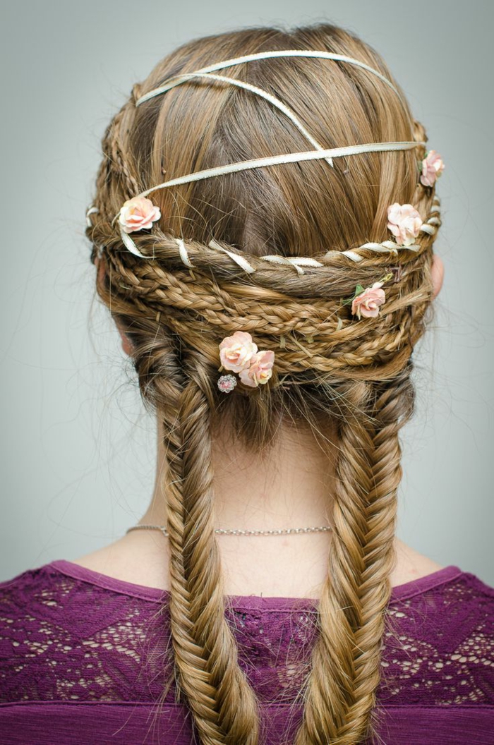blondes Haar mit rosa Blüten geflochteten viele Zöpfe und weißes Band - mittelalterliche Frisuren 
