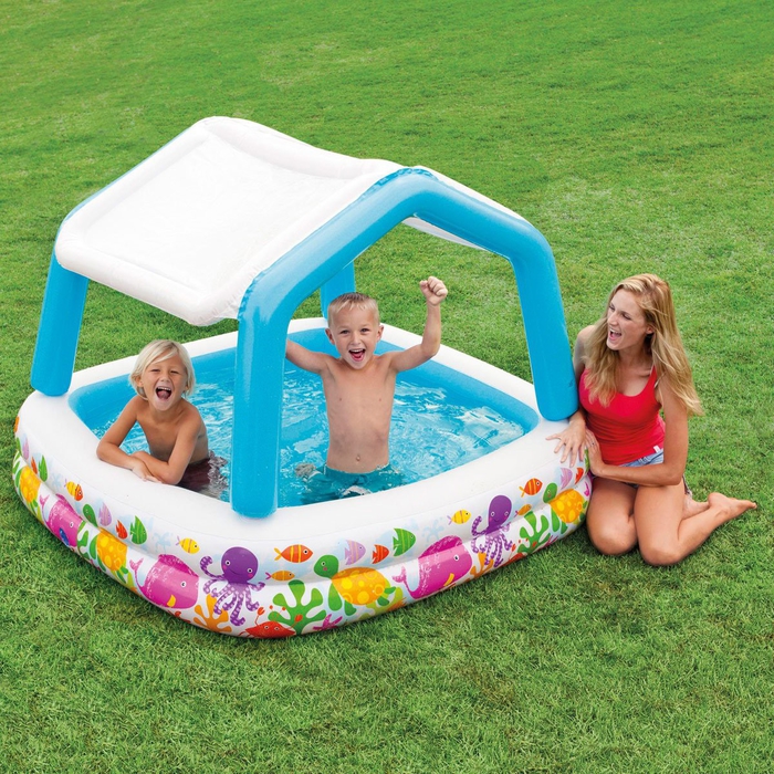 im Garten mit Kindern spielen, sich im Pool erfrischen, den Sommer genießen