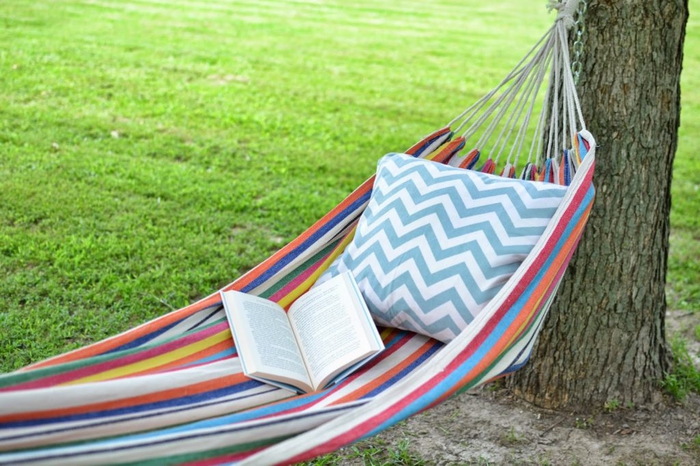 in der Hängematte relaxen, Lieblingsbuch lesen, den Sommer genießen, perfekter Rasen