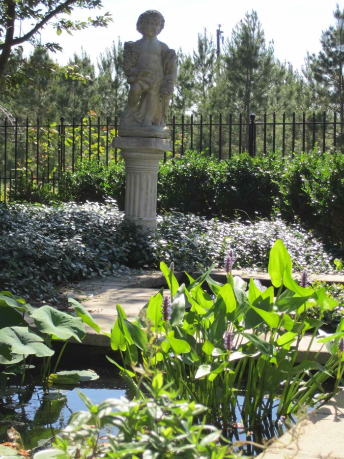 Teich grüne Pflanzen eine Skulptur Ziersträucher Pflegeleichte Gartenpflanzen