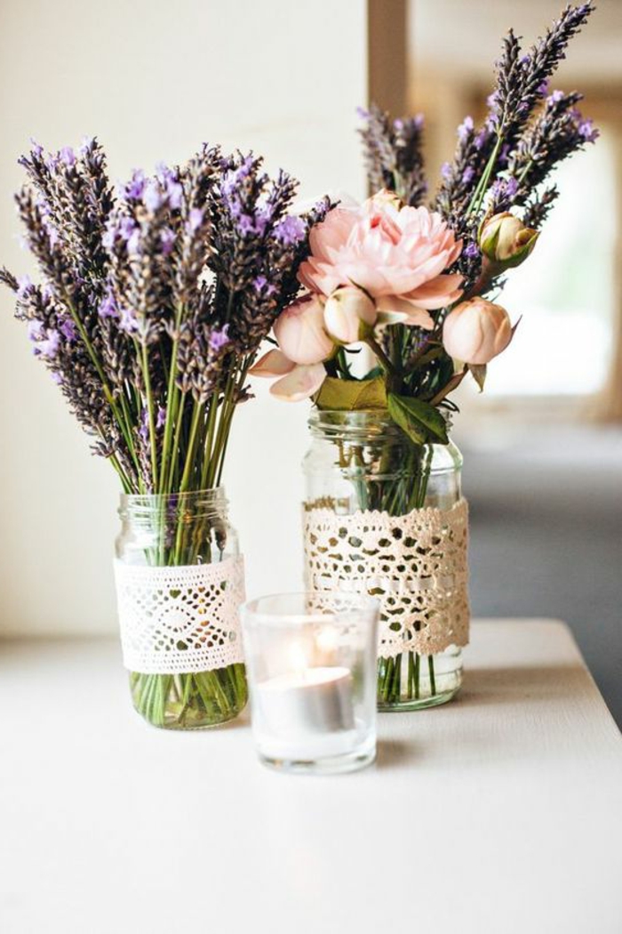 teelichthalter aus glas, einmchgläser dekoriert mit spitze, lavendel, rosen