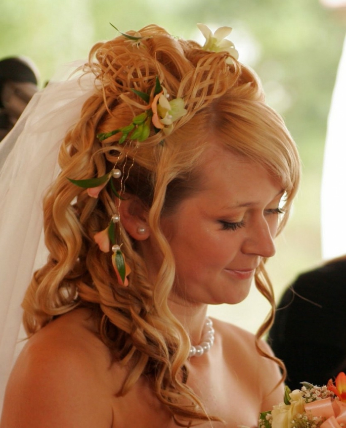 eine Braut mit mittelalterlicher Frisur - seitlich geflochten mit Haarschmuck auf blonde Haare