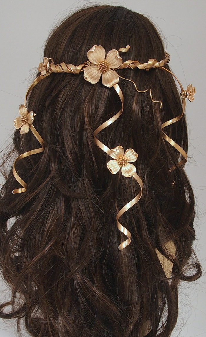 glattes braunes Haar mit DIY Haarschmuck mit Blumen Mittelalter Frisuren