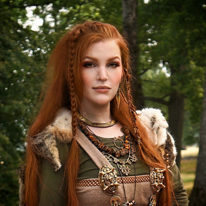seitlich geflochtene Frisur rote Haare ein Kostüm aus dem Mittelalter, entsprechende Schmuckstücke