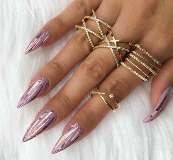 nägel spitz design ideen rosa lila spitze nägel nagellack design glitzernde näel metalischer effekt viele ringe