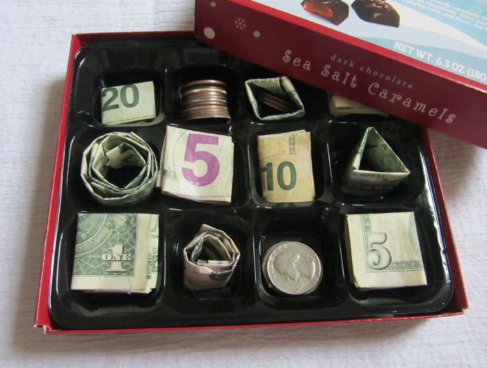 Pralinenschachtel voll mit Geldscheinen und Münzen, tolle Geburtstagsüberraschung, Geldgeschenke kreativ verpacken