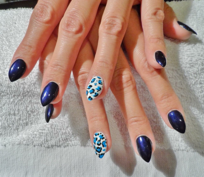 nägel bilder schöne bilder von nägeln blaue nagellackideen weißer nagel lackieren und mit blauem leoprint deko
