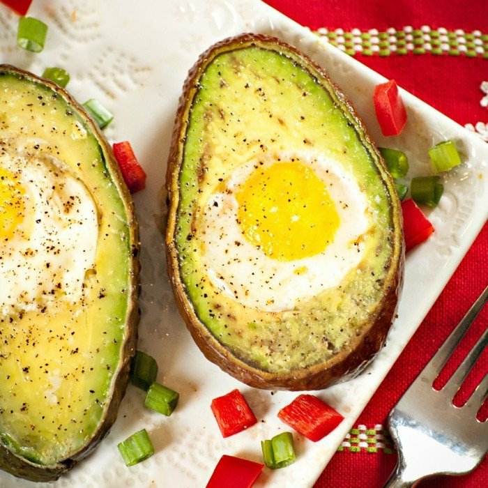 avocado rezepte ideen mit eier in den löchern, wo es früher kern gab - zwiebel paprika ei avocado backen