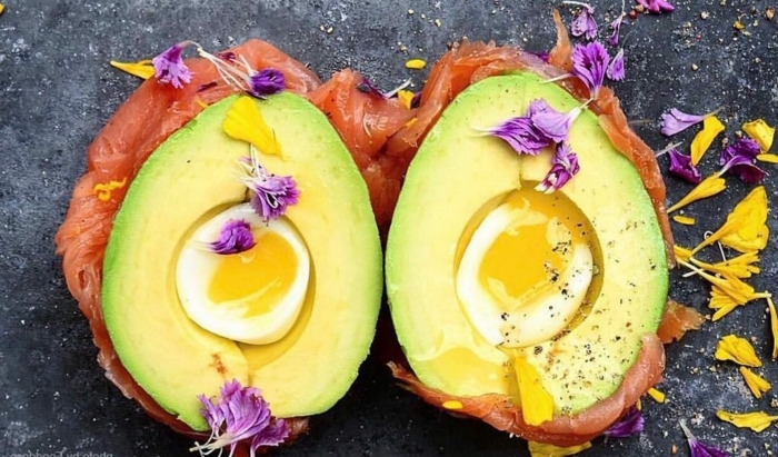 avocado speise schön und lecker gesund und nahrhaft nahrungsstoffe eier gekocht fisch blumen lila gelbe blumen