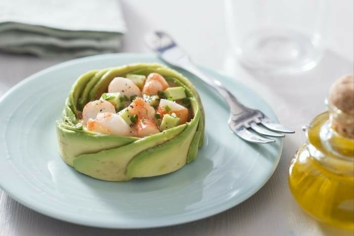 gourmet rezepte mit avocado zum genießen garnellen ideen gabel teller olivenöl ideen zum kochen