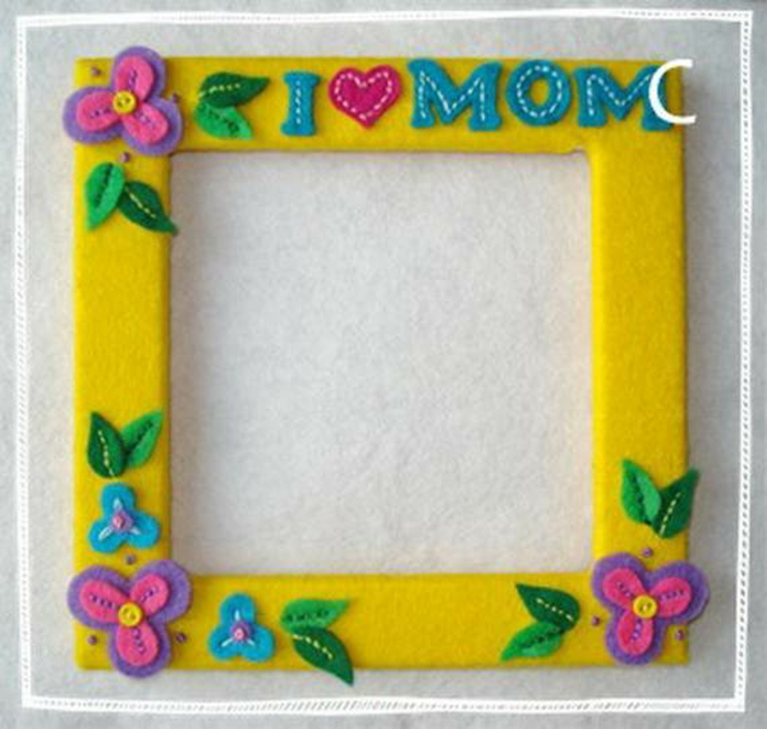 Muttertag Geschenkideen Bilderrahmen in gelber Farbe mit Blumen Verzierung selber machen 