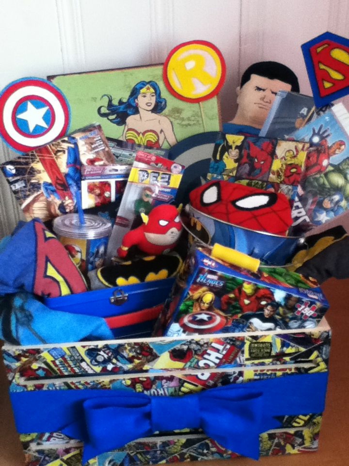 viele Sachen mit Superheros für den Geburtstag eines kleinen Jungen in Korb mit Comic Bücher beklebt Präsentkorb Ideen