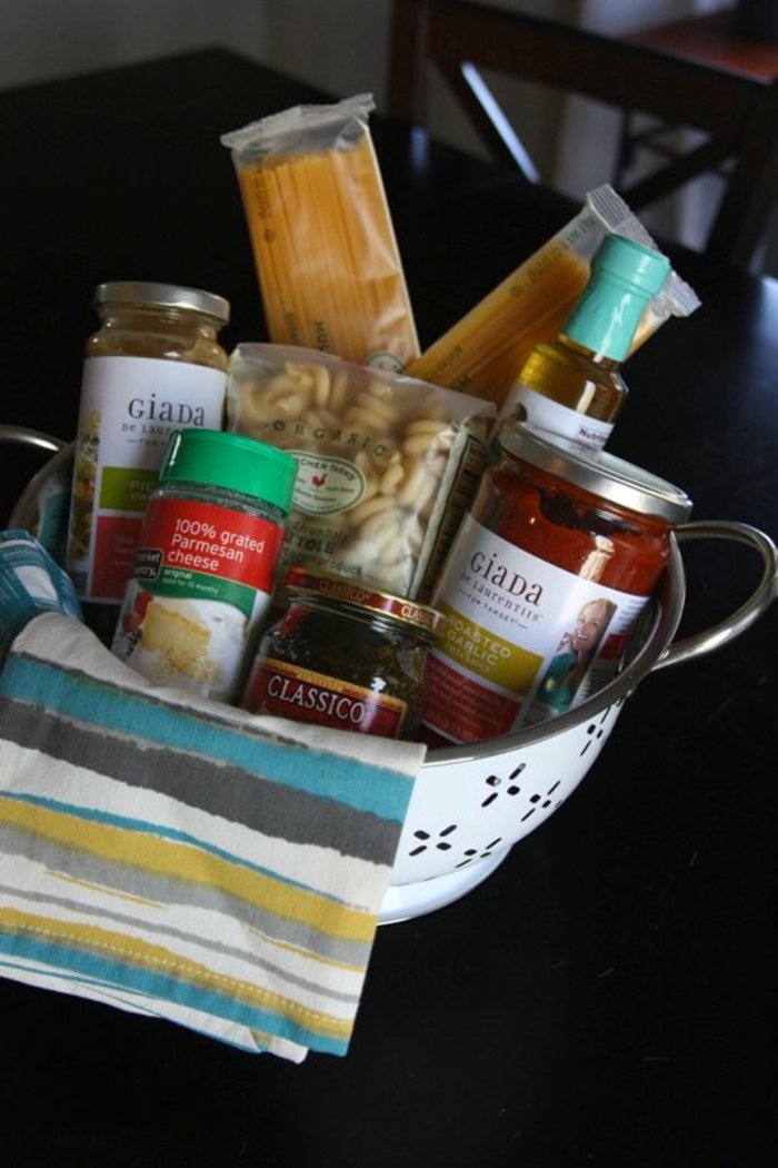 Nudeln, Gewürze, Parmesan und Soße - eine italienische Speise Geschenkkorb Ideen