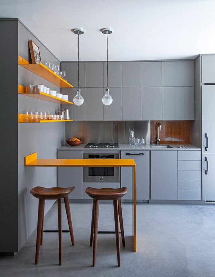 perlgraue Farbe für die Küche eine orange Theke hängende Lampen wie Kugeln, graue Regale und Wände