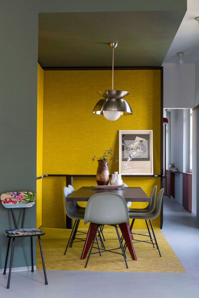 gelbe Wände, kleine Stühle und eine Lampe, buntes Bild - perlgraue Küche