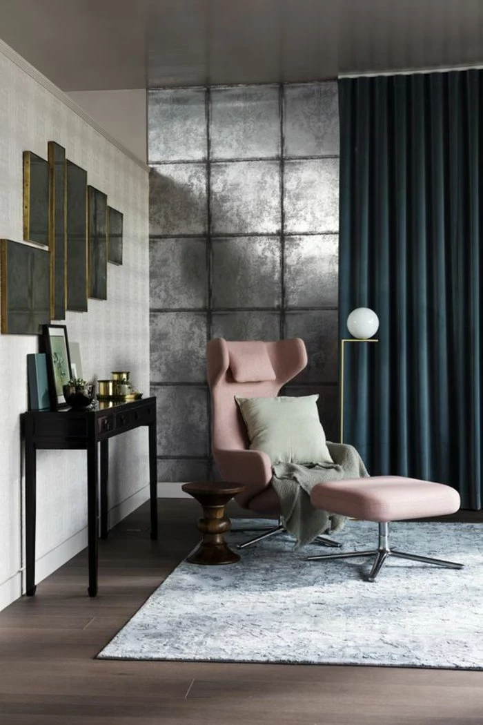 graue Fliesen die glänzen an der Wand, grauer Vorhang, rosa Stuhl - graues Wohnzimmer