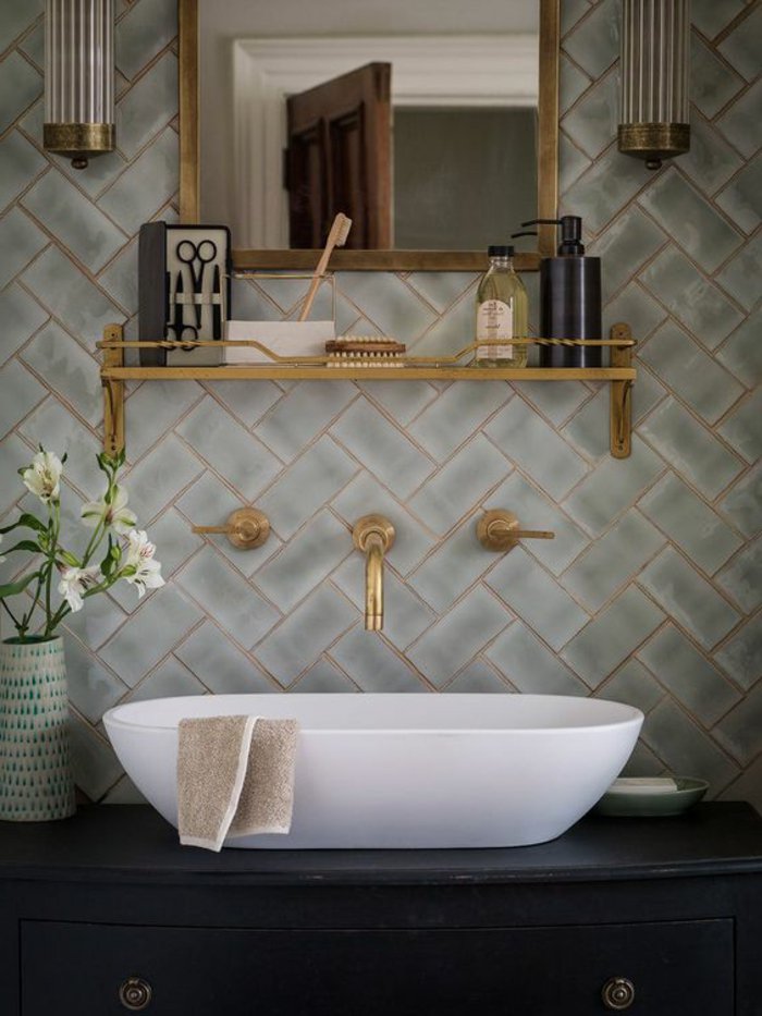 perlgraues Badezimmer - goldenes Hahn, weißes Waschbecken, Spiegel mit hölzernem Rahmen