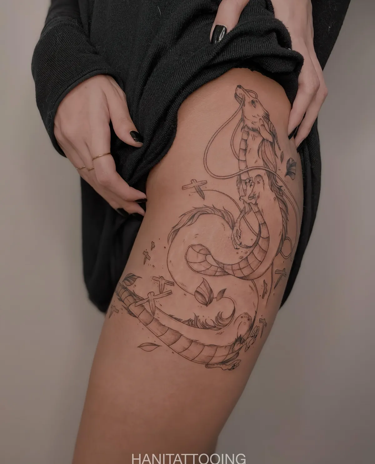 großes drachen tattoo am oberschenkel detailliert
